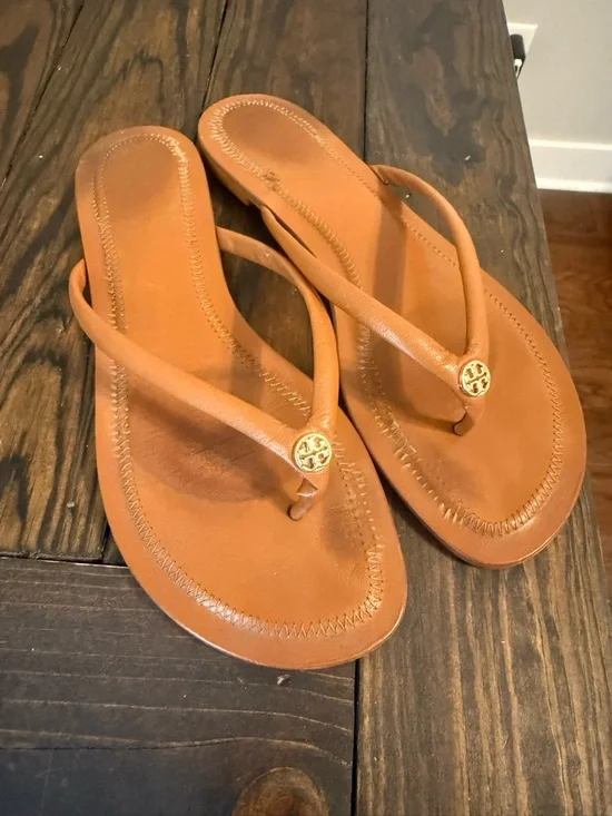Tory Burch Chelsea Leather Flip Flop - Picture 2 of 9
